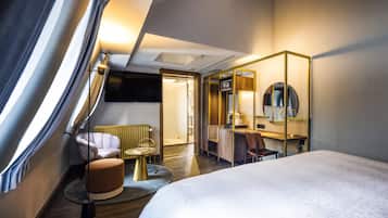 Suite, 1 slaapkamer (Living Area) | Luxe beddengoed, een minibar, een kluis op de kamer, een bureau