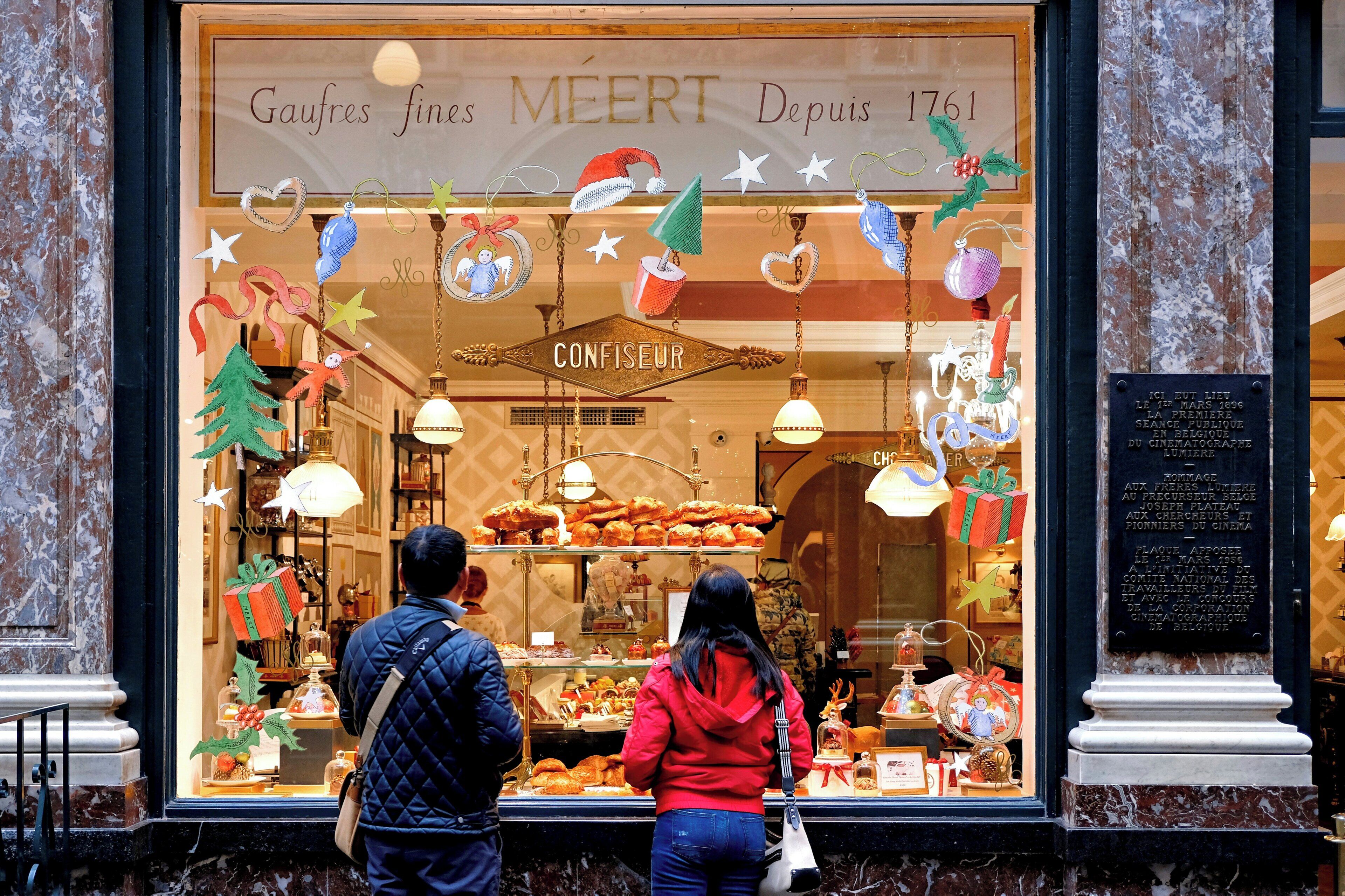 A bakery with a sign reading "Gaufres fines MÉERT Depuis 1761" and a plaque to the right.