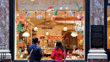 A bakery with a sign reading "Gaufres fines MÉERT Depuis 1761" and a plaque to the right.