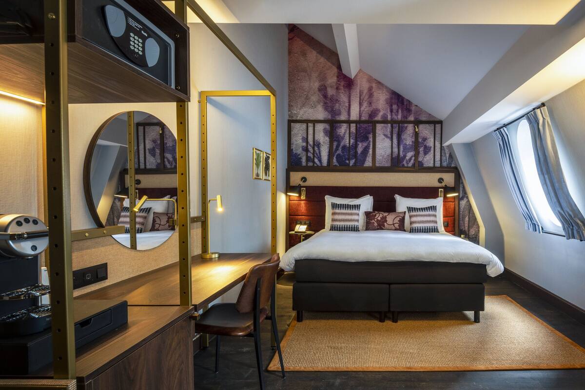 suite, 1 bedroom (living area) | 1 bedroom, premium bedding, minibar, in-room safe