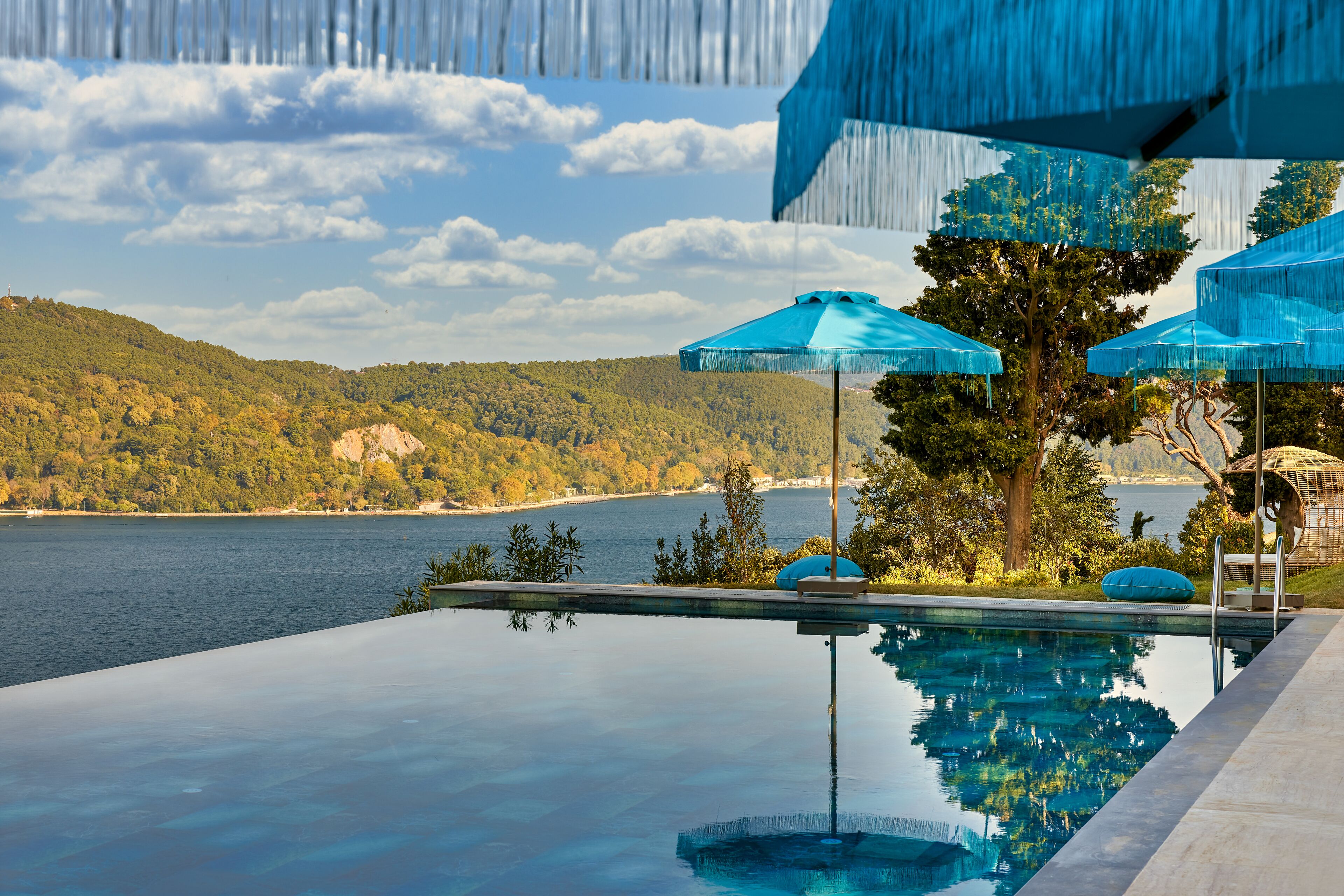 2 개의 야외 수영장, 수영장 파라솔, 일광욕 의자