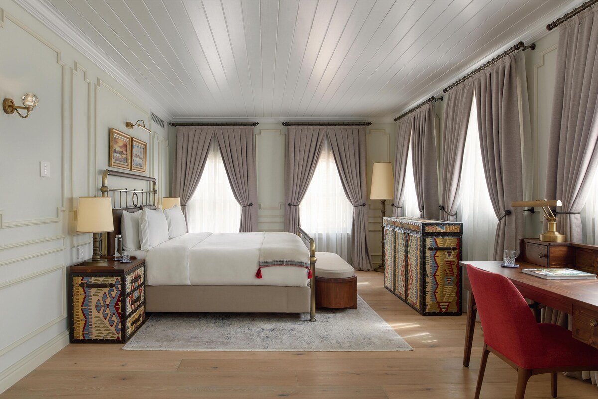 One Bedroom Deluxe Bosphorus Suite | Minibar, in-room safe, desk, laptop workspace