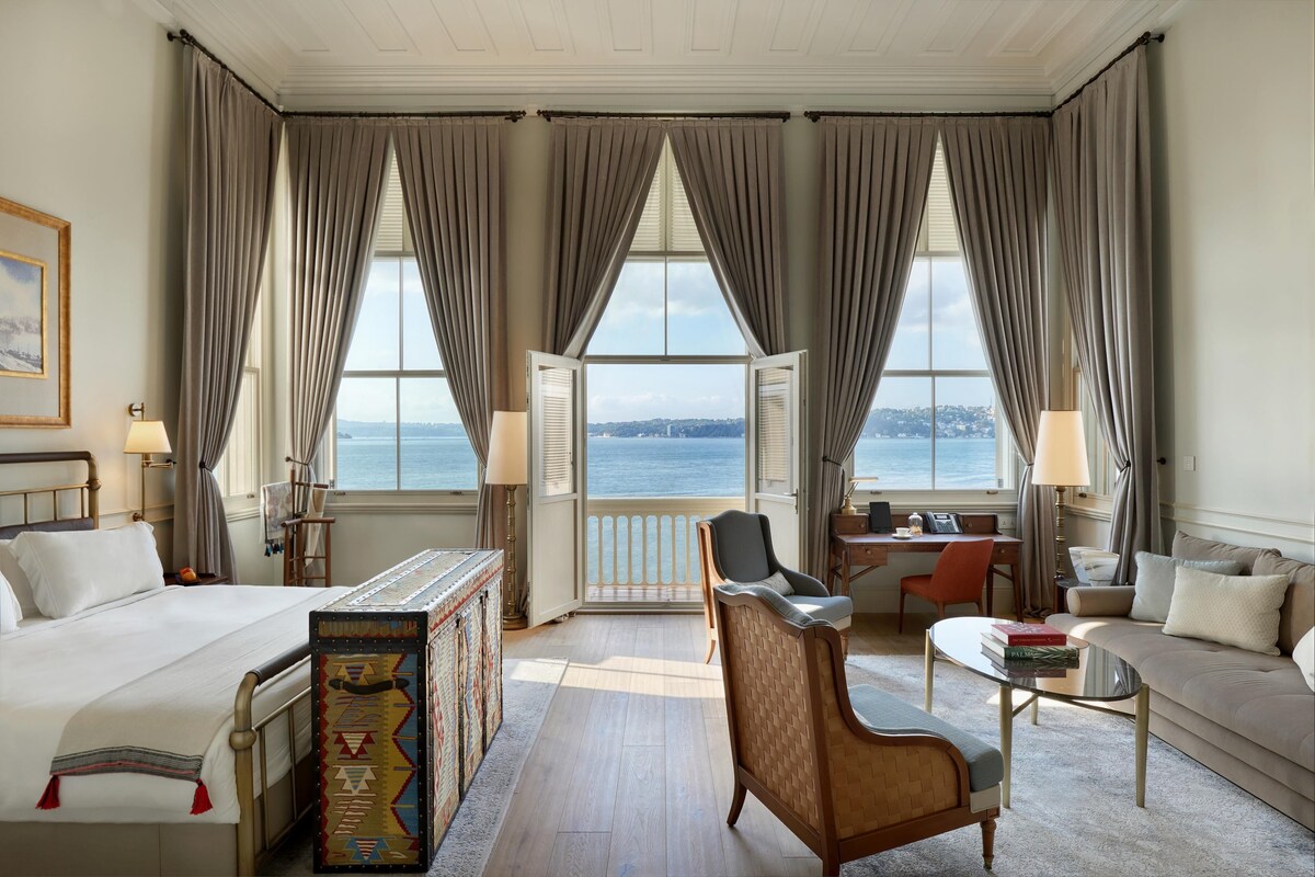 Bosphorus Suite with Balcony | Minibar, in-room safe, desk, laptop workspace