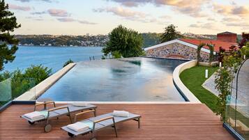 2 albercas al aire libre, sombrillas en la alberca y camastros