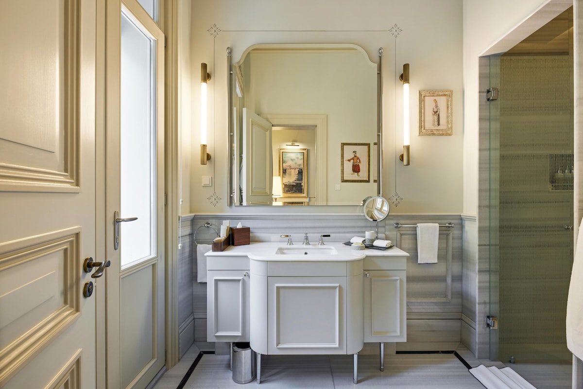 One Bedroom Courtyard Suite | Minibar, in-room safe, desk, laptop workspace