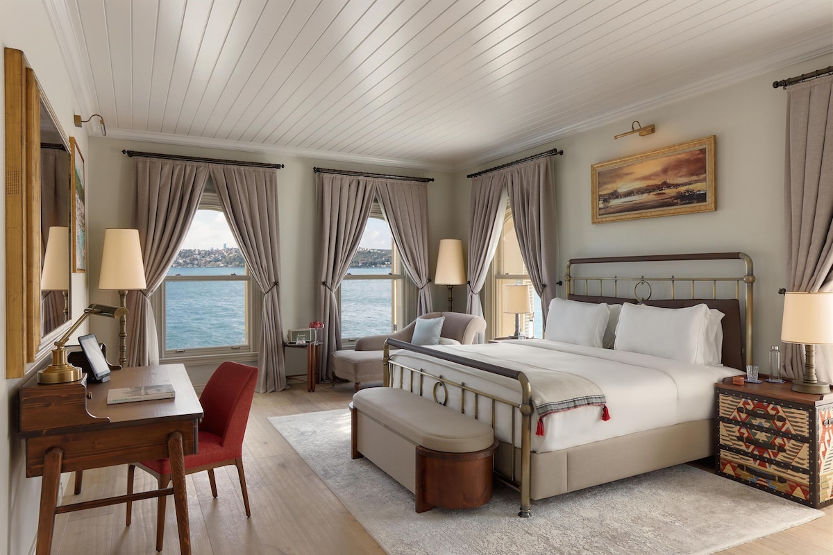 Bosphorus Room | Minibar, in-room safe, desk, laptop workspace