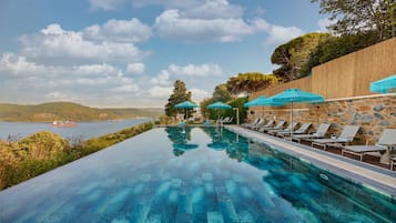 2 piscines extérieures, parasols de plage, chaises longues