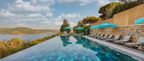 2 piscine all'aperto, ombrelloni da piscina, lettini