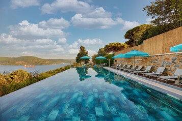 2 piscines extérieures, parasols, chaises longues