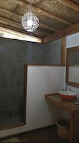 Chuveiro, secador de cabelo (mediante solicitação), toalhas de banho 