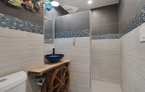 Shower, hair dryer, towels - GORGEOUS FIRST FLOOR BEACHFRONT CONDO ... BRAND NEW, ONE-of-a-KIND (Destin)