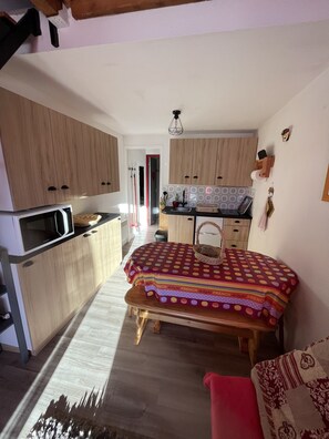 1 غرفة نوم ومكواة/لوح كي وملاءات أسرّة