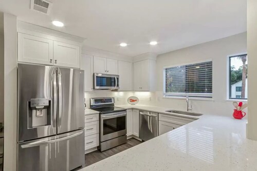 HIDEAWAY VILLA: Walk to Beach & Coligny,Pool, Fireplace, 3BR/3.5 BA