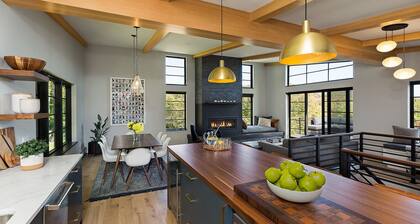 Tout nouveau refuge de luxe avec bain Ă remous et une vue imprenable Ă quelques minutes des domaines skiables