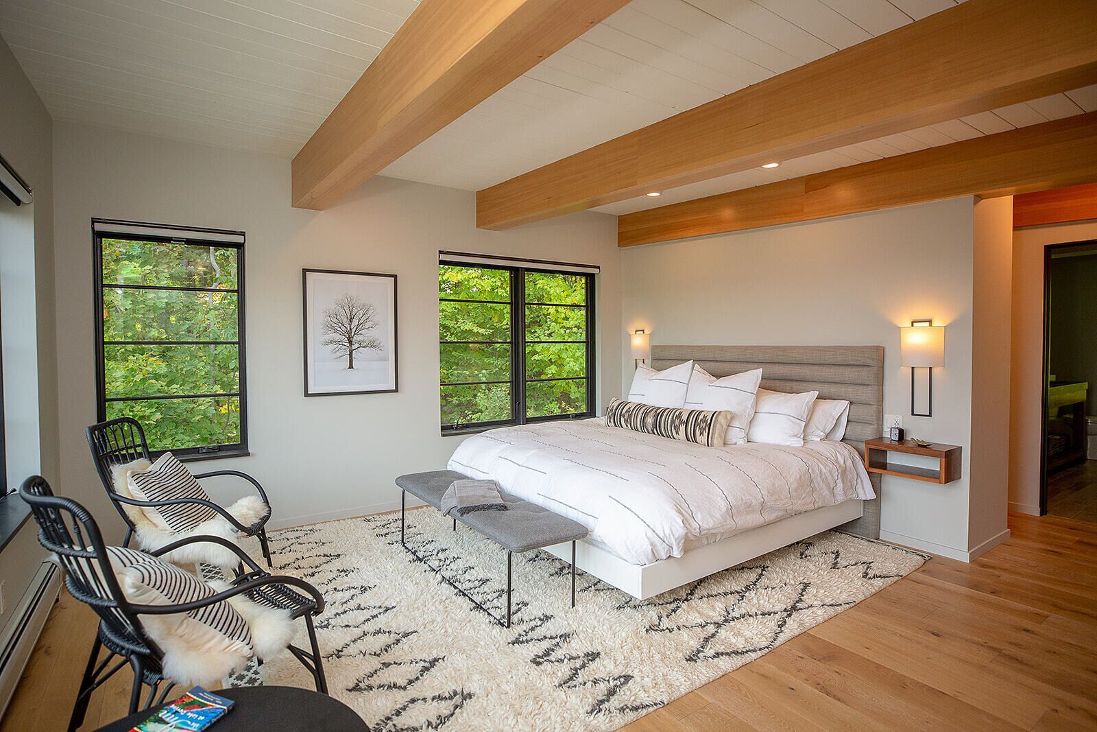 4 chambres, coffres-forts dans les chambres, bureau