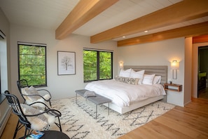 4 habitaciones, caja de seguridad en la habitación y escritorio 