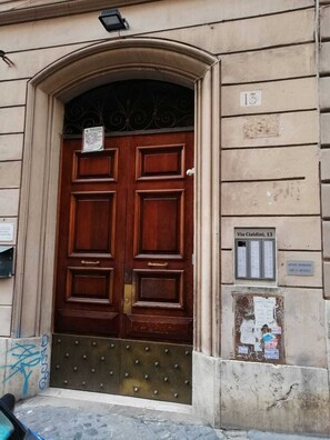 Property entrance - Romina Rooms (Rome)