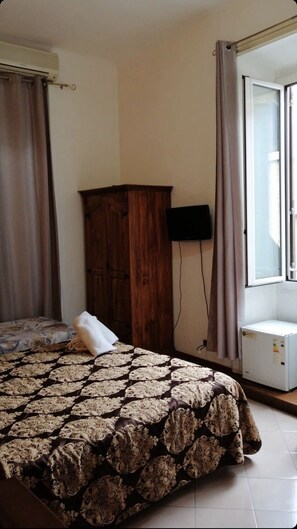 房內夾萬、書桌、遮光窗簾/窗簾、熨斗/熨衫板