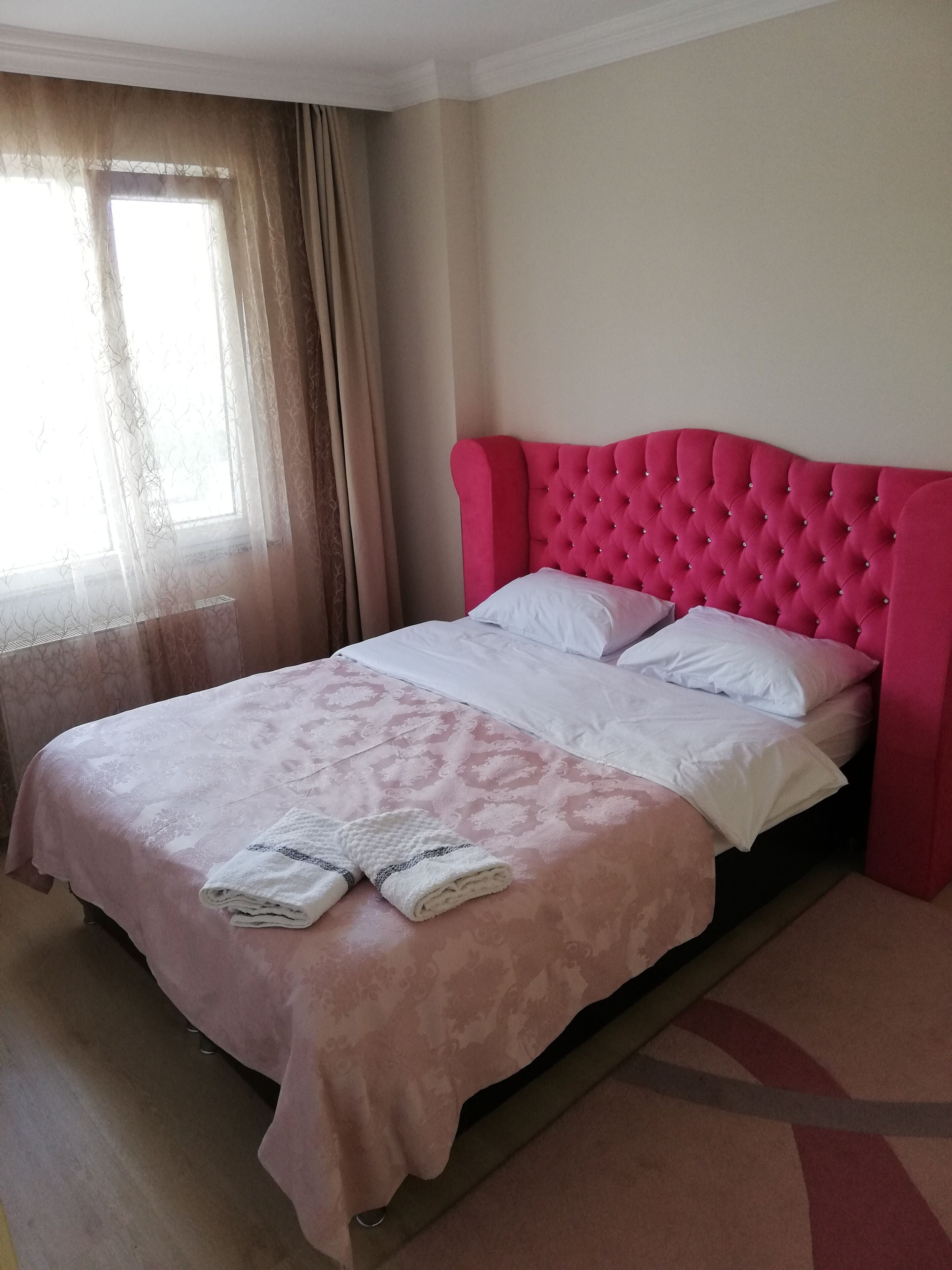 1 bedroom, premium bedding, desk, laptop workspace