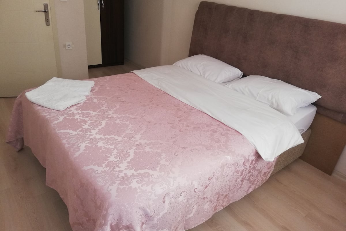 1 bedroom, premium bedding, desk, laptop workspace