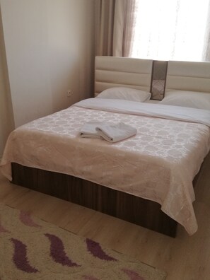 1 dormitorio, ropa de cama de alta calidad, escritorio