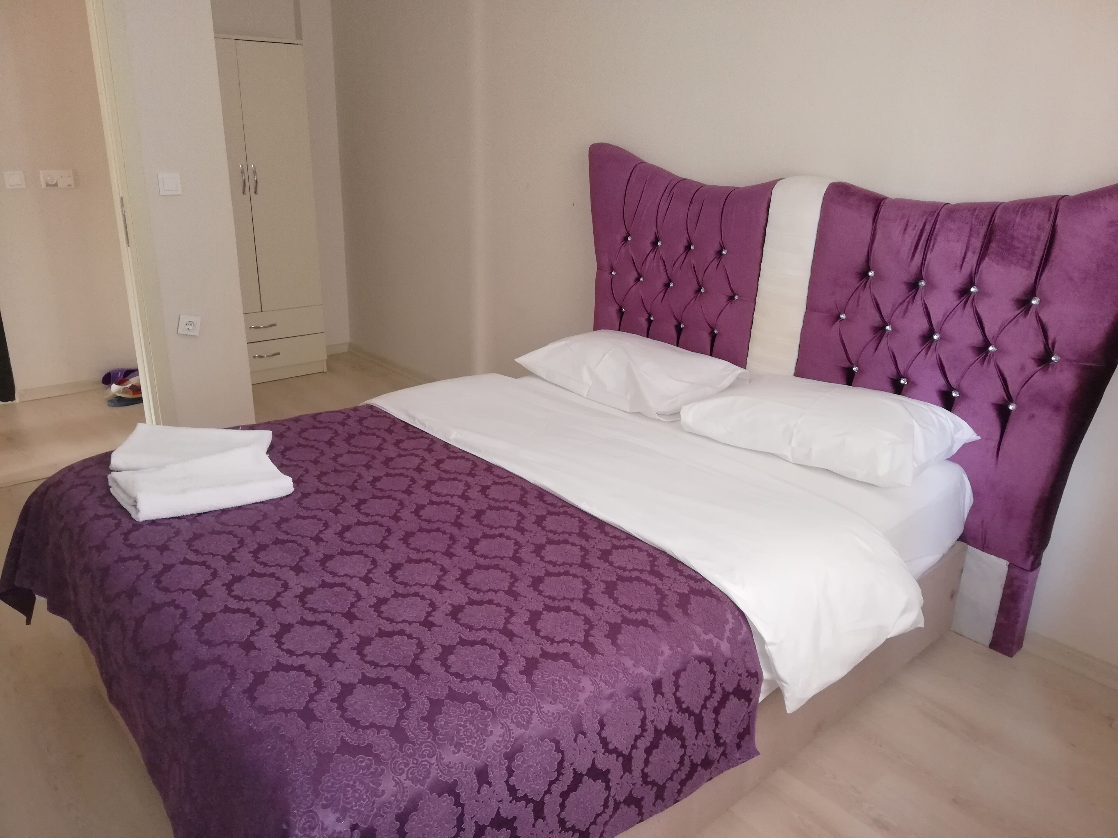 1 bedroom, premium bedding, desk, laptop workspace