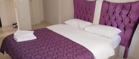 1 bedroom, premium bedding, desk, laptop workspace