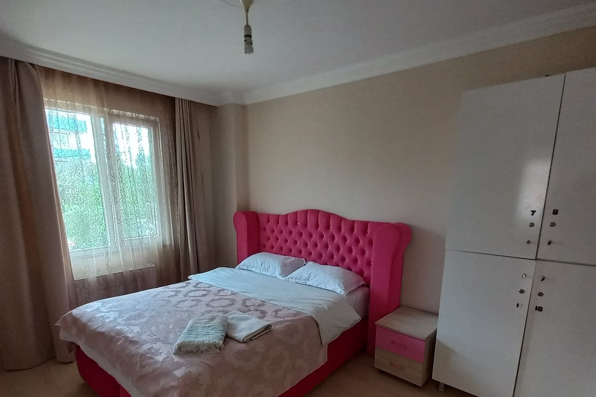 1 bedroom, premium bedding, desk, laptop workspace
