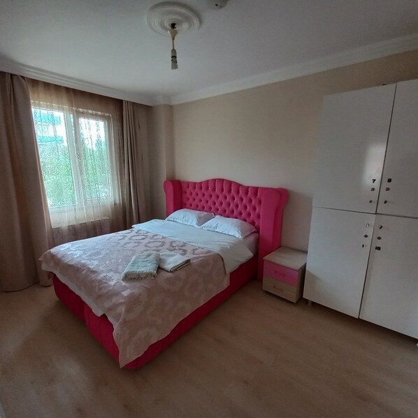 1 habitación, ropa de cama de alta calidad y escritorio
