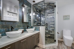 Combined shower/tub, hair dryer, towels, soap - Luxury Palma Sola Beach House (Bradenton)