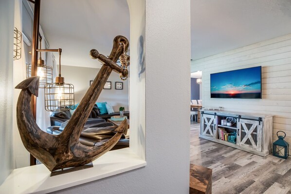 Smart-tv, een open haard en boeken