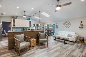 Smart-TV, Kamin, Bücher