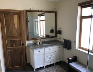 تجهيزات دش، مجففات شعر، مناشف، صابون