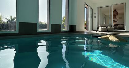 Villa Contemporaine tout confort au bord de mer avec piscine intérieure chauffée