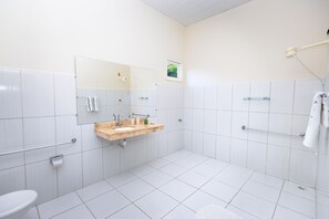 Habitación triple estándar | Baño | Ducha y toallas