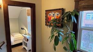 ألحفة محشوة بالريش ومساحة عمل للكمبيوتر المحمول ومكواة/لوح كي