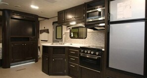 Refrigerador, microondas, horno, placa de cocina