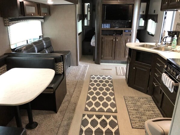 Fridge, microwave, oven, stovetop - Fishing Camper in Shell Beach Louisiana (St Bernard)