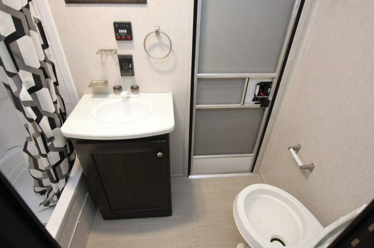 Combinació de dutxa i banyera, tovalloles, sabó i xampú 