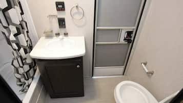 Combined shower/tub, towels, soap, shampoo