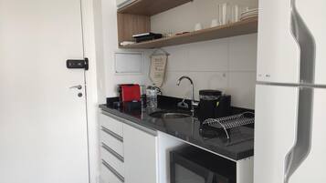 Geladeira, micro-ondas, máquina de café expresso, cafeteira/chaleira