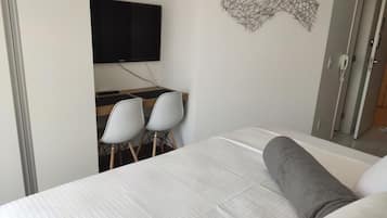 Roupas de cama premium, cortinas blackout, ferros/tábuas de passar roupa