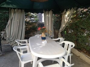 Outdoor dining - SIMERI HOLIDAY HOUSE. (Simeri Mare)
