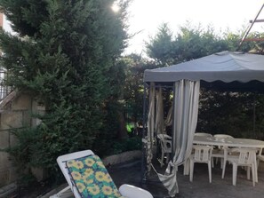 Outdoor dining - SIMERI HOLIDAY HOUSE. (Simeri Mare)