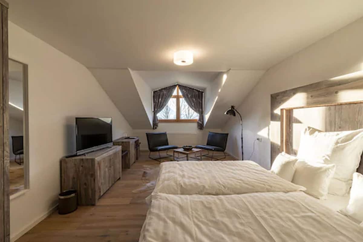Comfort Double Room | Minibar, in-room safe, desk, soundproofing