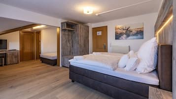 Family Room (Terrasse/Balkon) | Minibar, in-room safe, desk, soundproofing