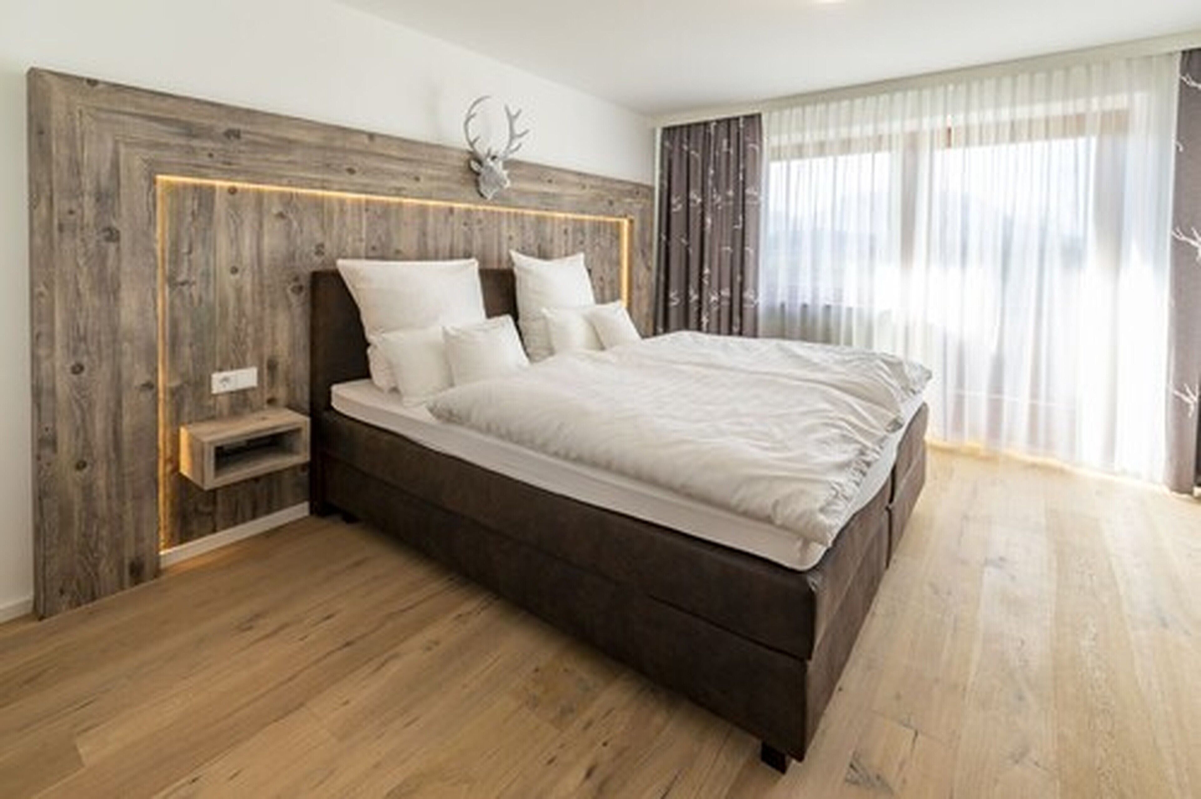 standard double room | hypo-allergenic bedding, minibar, in-room safe, desk