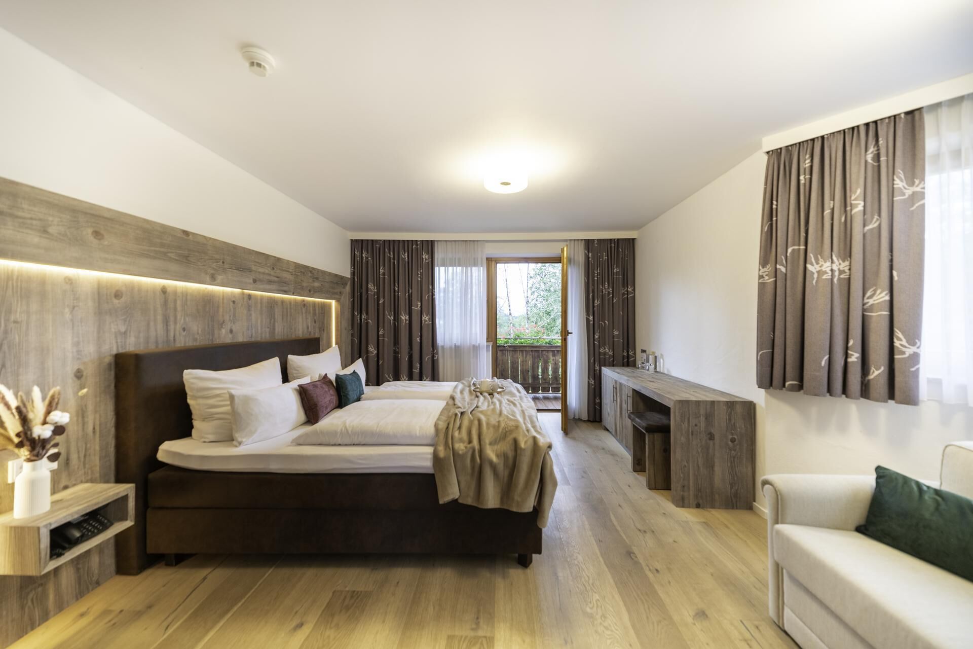 Comfort Triple Room, 2 Bedrooms, Mountain View | Hypo-allergenic bedding, down duvets, memory-foam beds, minibar