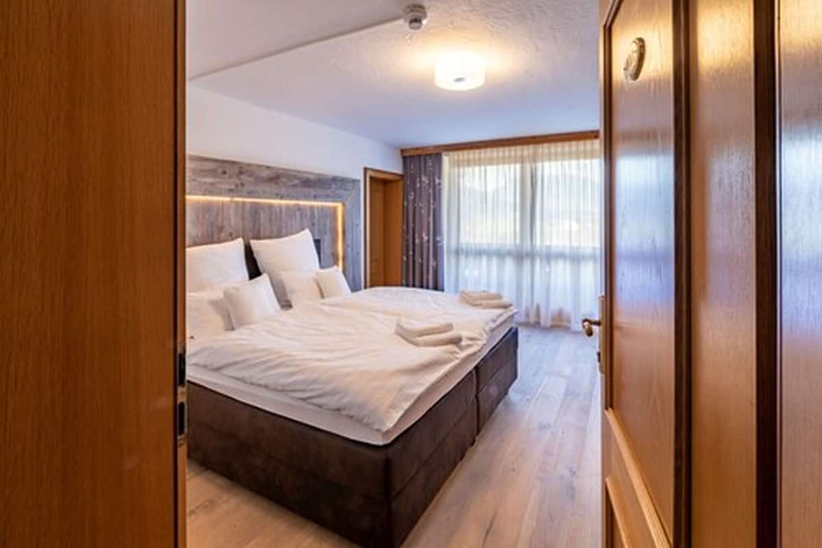 basic double room | hypo-allergenic bedding, minibar, in-room safe, desk