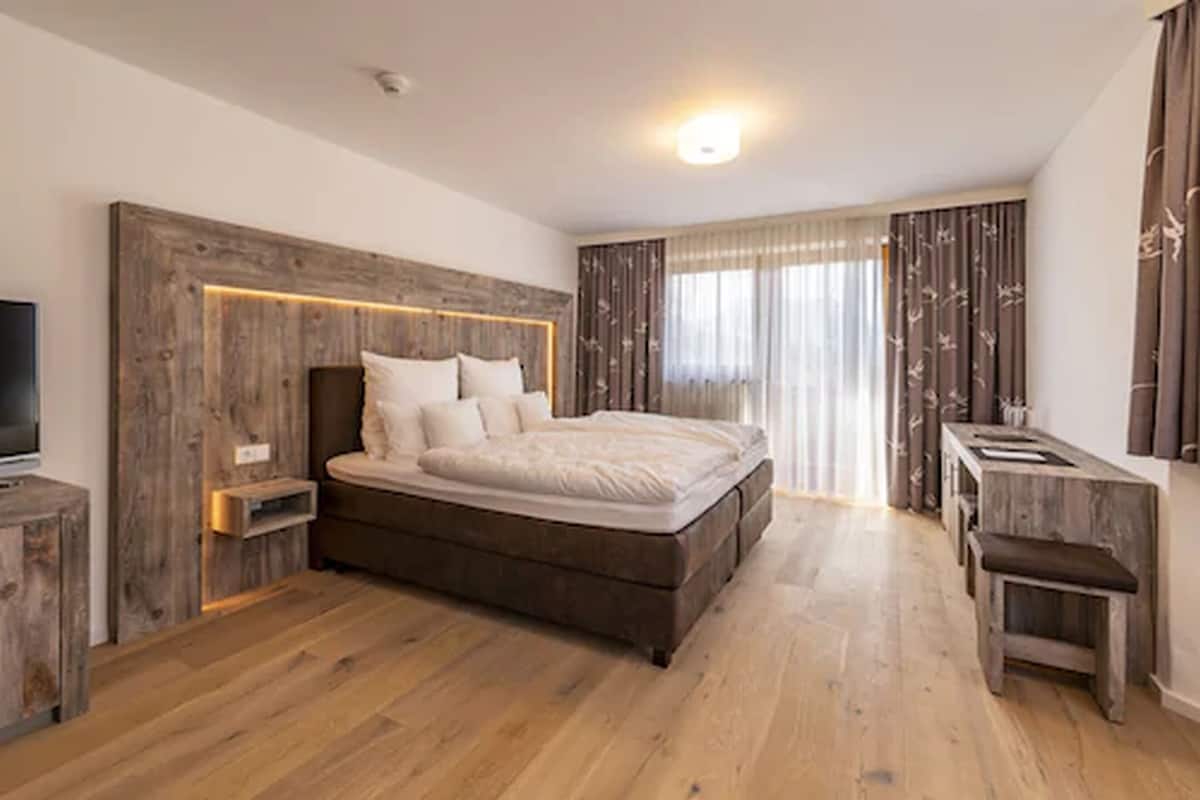 family room | hypo-allergenic bedding, minibar, in-room safe, desk